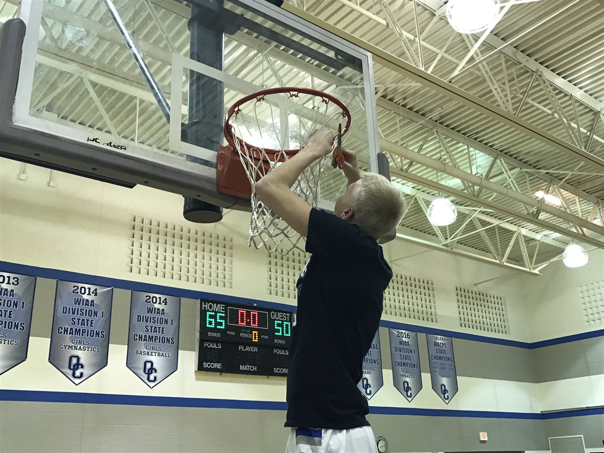 Athletics_OCHS's tweet photo. Knights defeat Tremper 65-50 to clinch conference title outright!  #cuttingdownthenets @StevenTietz https://t.co/wwspUq14l4