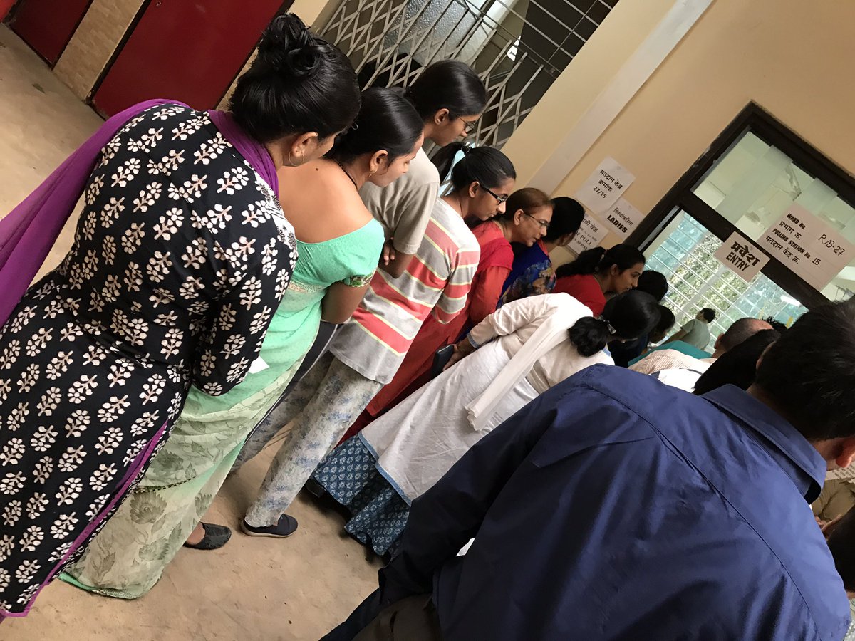 ANEELGAMBHIR's tweet photo. @abpnewstv there's no clarity on rules, all other booths have common line but for R/S/27/15, where 3 que leading to chaos. https://t.co/lQG5tW1DB1