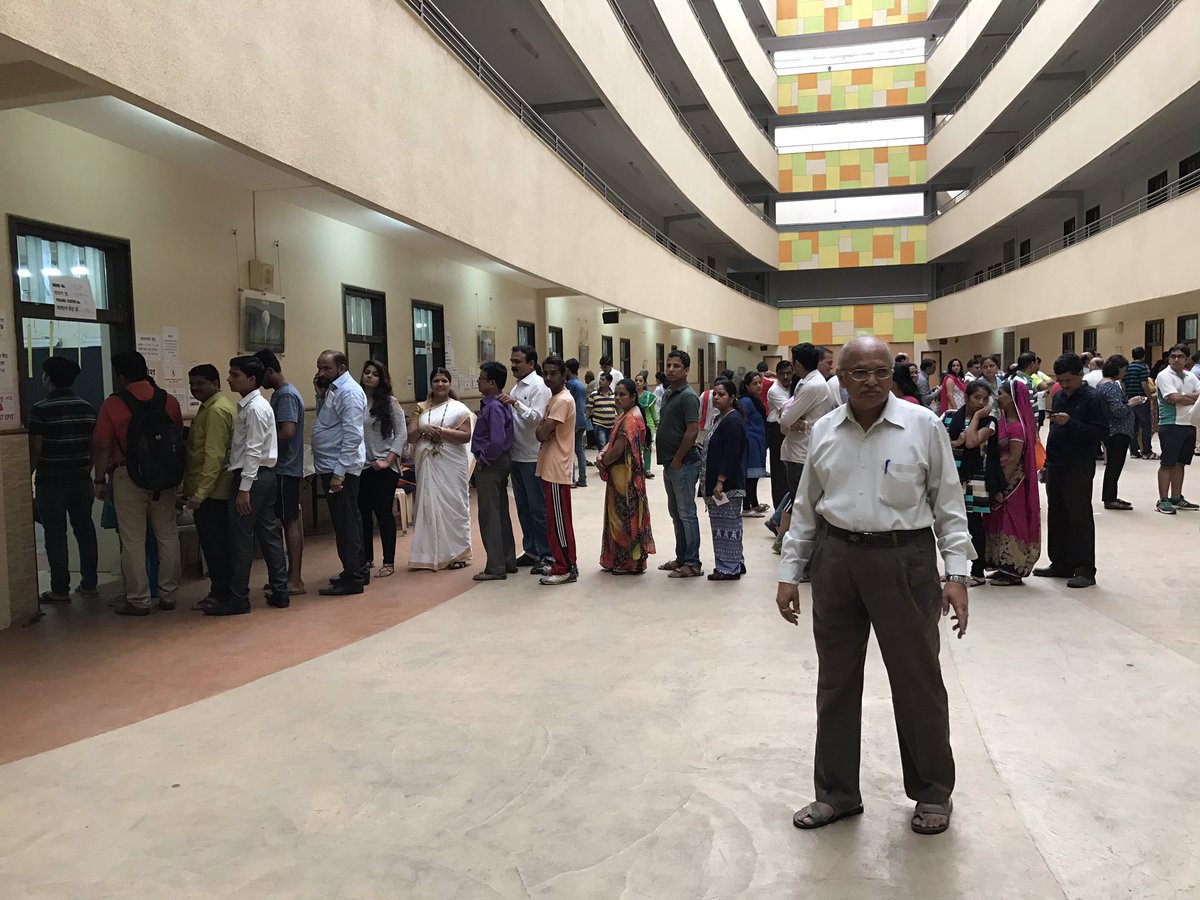 ANEELGAMBHIR's tweet photo. @abpnewstv there's no clarity on rules, all other booths have common line but for R/S/27/15, where 3 que leading to chaos. https://t.co/lQG5tW1DB1
