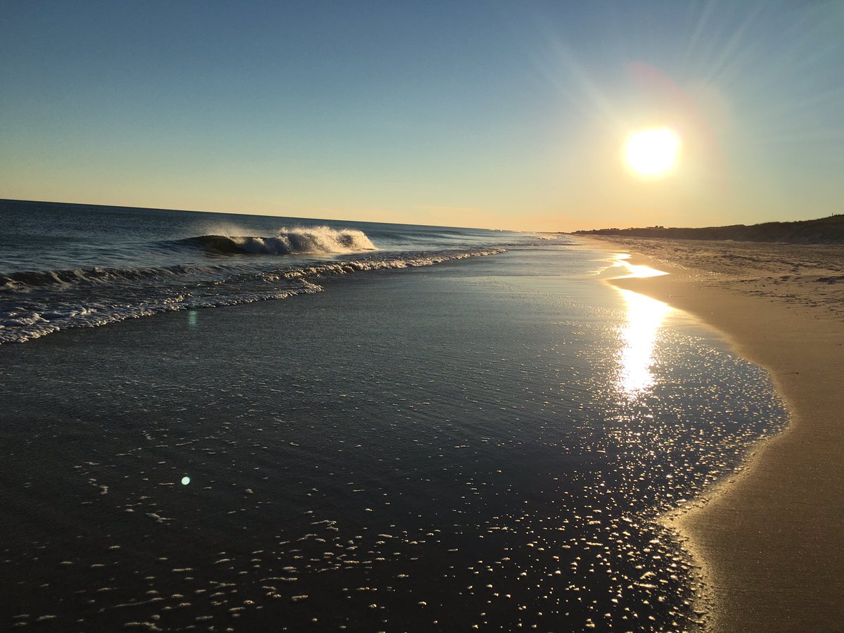 NicoleBarylski's tweet photo. Really enjoying this unseasonably warm #winter weather #Hamptons #sunset #beach #eastend #flyingpoint #longisland #saltlife https://t.co/Q6smI63ioj