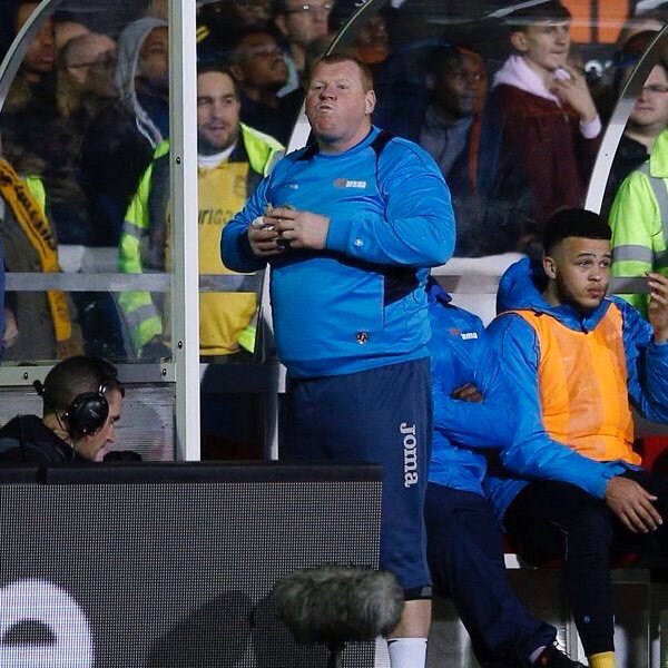 U see <a href="/andygoldstein05/">Andy Goldstein MBE</a> Sutton utd gk eatting a pie