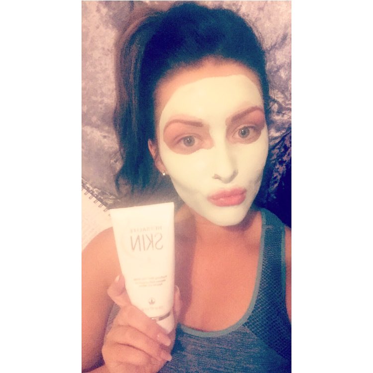 xLisaMitchellx's tweet photo. Mint Mask Mondays.. Ain't It 👽✌🏽👄 #lookafteryourskin #healthy #mintmaskmondays #flawlessfaces #herbalifeskin https://t.co/ffattXPMiJ