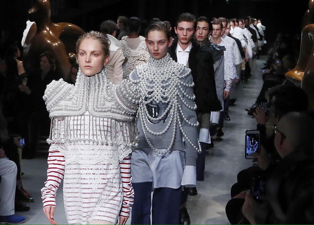 HarpersBazaarmx's tweet photo. El gran finale de la dramática colección de Burberry presentada en #LFW. 📷: @wwd. #BazaarFashionWeek #BazaarMx https://t.co/sHQCzUSfyQ
