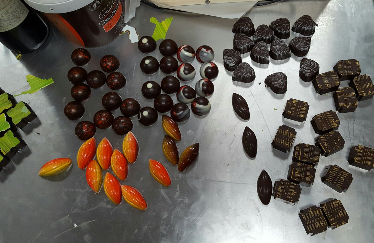 ChocolateManLFP's tweet photo. Molding Techniques Class... looks tasty, no? #chocolatier #truffles https://t.co/2BJaU8FvE4