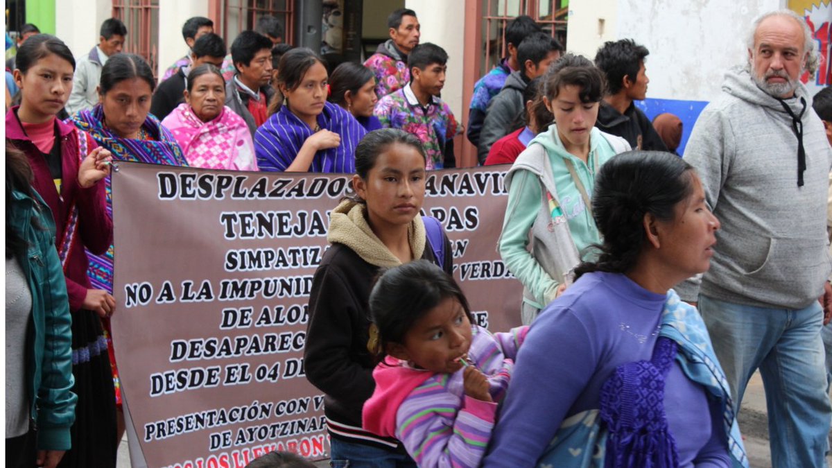 CdhFrayba's tweet photo. Familias desplazadas de #Banavil retornan para conmemorar a la niña Antonia, quién falleció en desplazamiento https://t.co/RyNzeiXoWM https://t.co/ht8XeVCflx