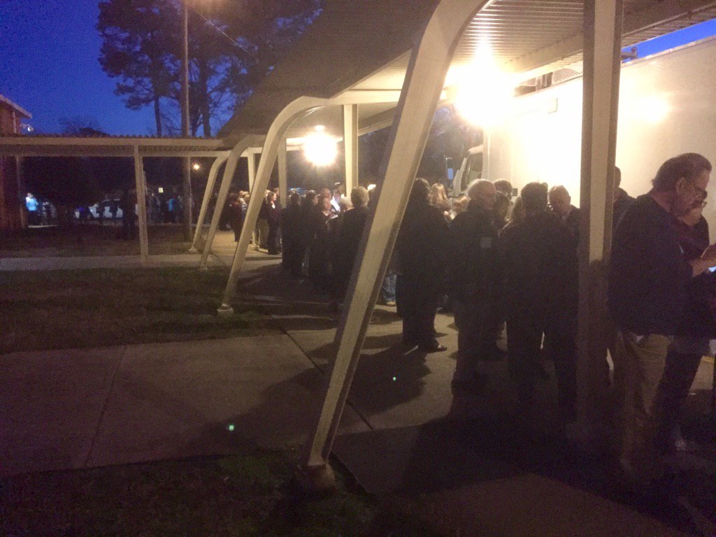 FloydYarmuth's tweet photo. Crowds wrapped around the auditorium waiting to get in for the town hall. #CNN https://t.co/NKyHgHy2qF