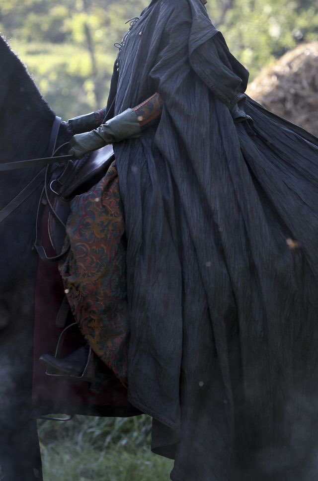 CapsizedJane's tweet image. •Embracing the ancient.
While trees gently whisper
Those intimate words.
The greet wheel
Is still revolving
With untouchable sovereignty.•