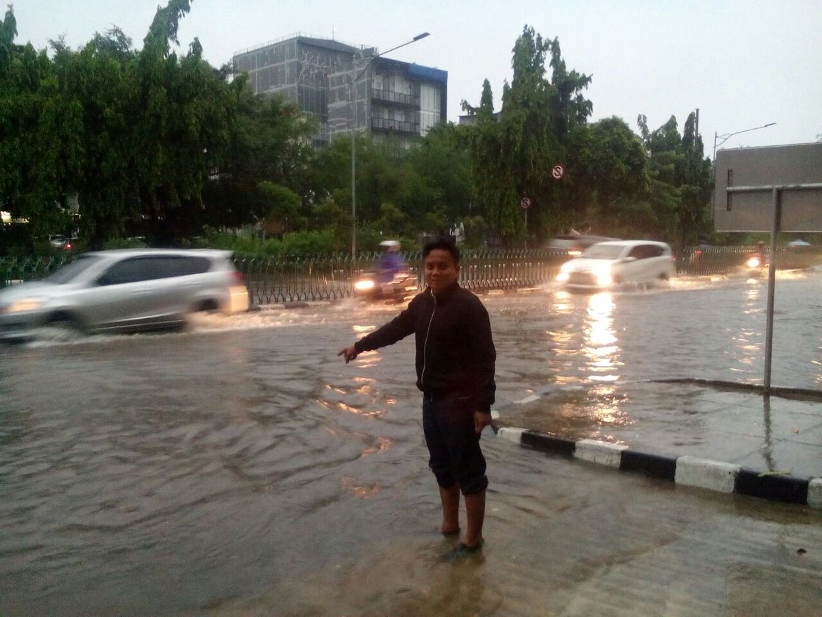 #banjir #jakarta #jakartapusat Banjir jl. dr. sutomo