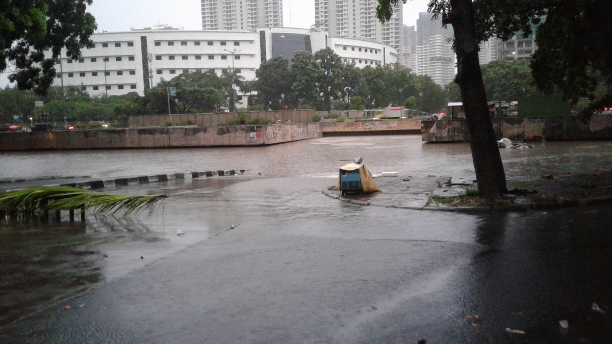 PKSDKIJakarta's tweet photo. jakarta dilanda banjir??? bukannya jakarta udah bebas banjir #BanjirJakarta https://t.co/l49Zptb4z4 via  @samerindo93