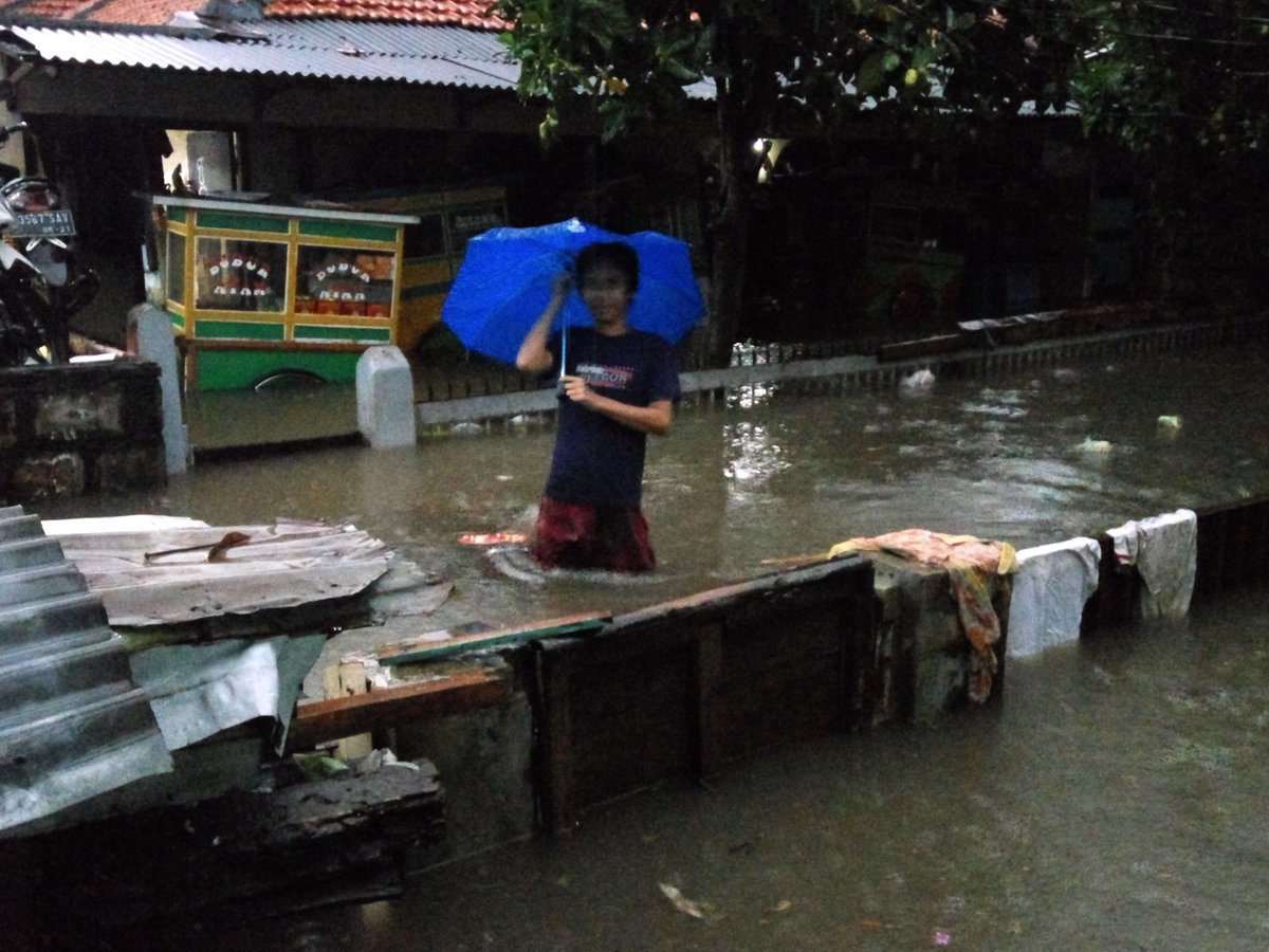 TMCPoldaMetro's tweet photo. 06:40 Banjir 70 cm wilayah kelurahan petogogan , kebayoran baru jakarta selatan @Wijaya_BlokM https://t.co/RcrSkP4lGx