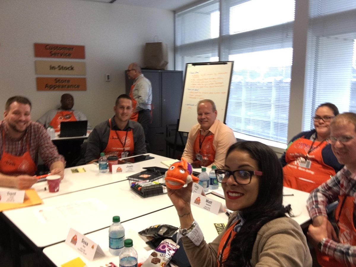 MsT_MaeleenSosa's tweet image. I CAUGHT PETE! CUSTOMERS... FIRST!!! #dayoneteam #hdu