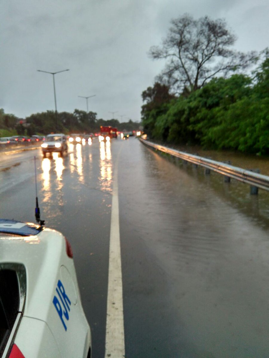 SerpongTol's tweet photo. 7.11 wib #tol_bsd km 08.200 arah serpong ada genangan air, pengguna jalan dihimbau agar hati2 @DenwalPjr @NTMCLantasPolri @RadioElshinta https://t.co/fbclPBcDou