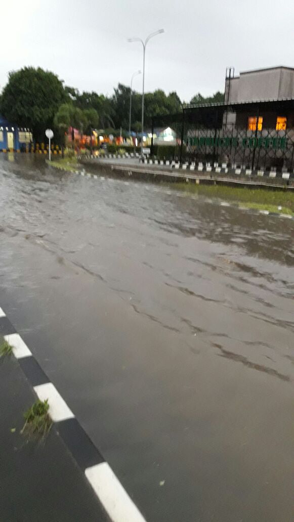 SerpongTol's tweet photo. 7.07 wib #tol_bsd genangan air di depan TI km 07.200 arah serpong, lajur 3 masih dapat dilalui @DenwalPjr @NTMCLantasPolri @RadioElshinta https://t.co/tdByQlplOO