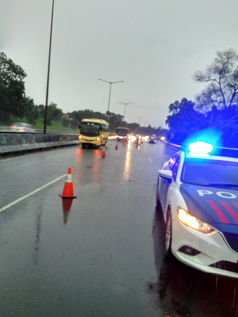 7.07 wib #tol_bsd genangan air di depan TI km 07.200 arah serpong, lajur 3 masih dapat dilalui <a href="/DenwalPjr/">Denwal PJR Korlantas</a> <a href="/NTMCLantasPolri/">KorlantasPolri.Ntmc</a> <a href="/RadioElshinta/">Radio Elshinta</a>