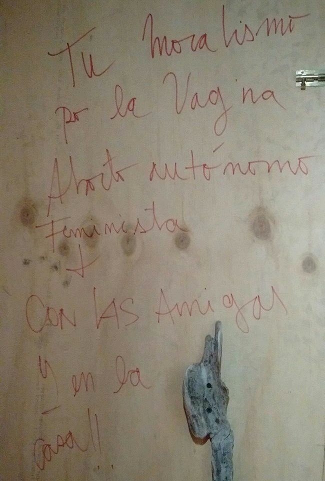 Rayado abortista en un bar en Puerto natales. Somos muchas y estamos en todas partes #abortoconlasamigas