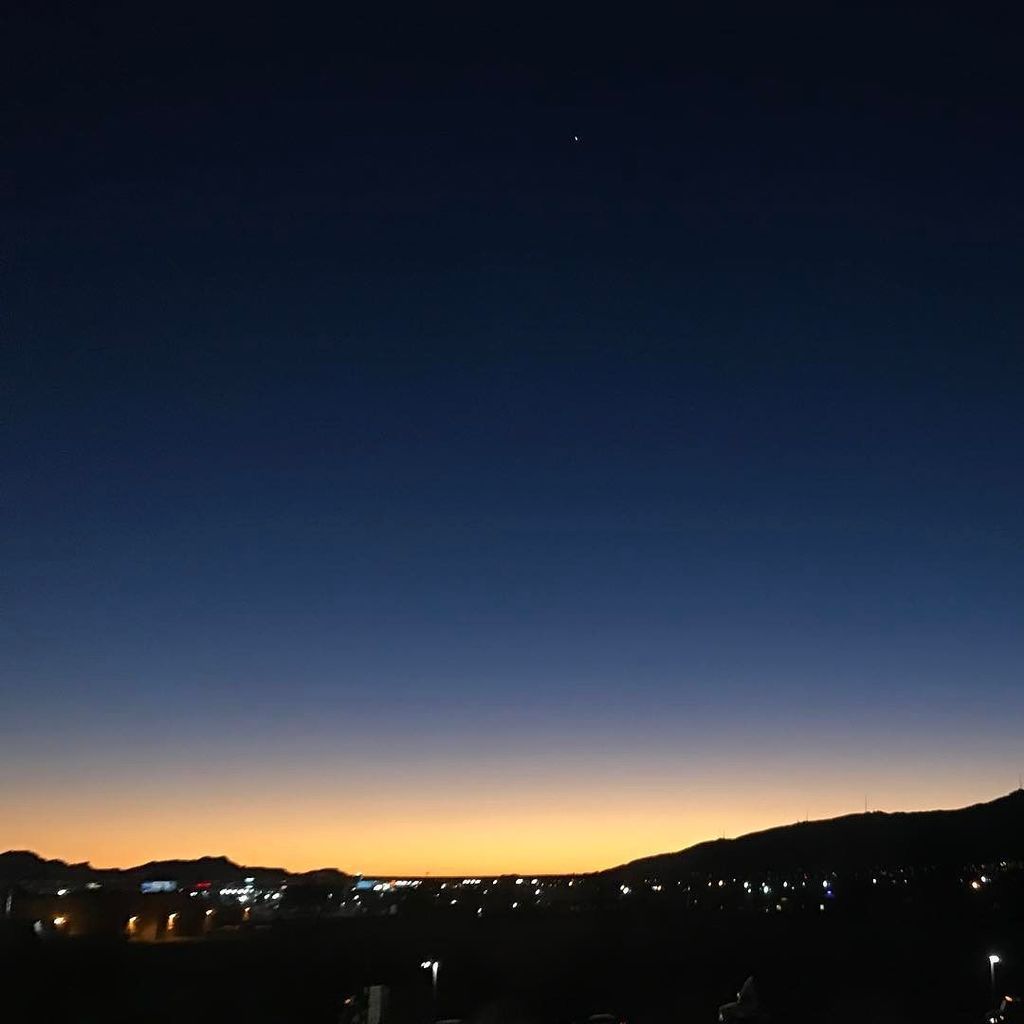 jibaraenlaluna's tweet photo. #texas #fromelpaso #viewfromthewindow #inthehotel #sunset #winter #niceweather #star #noed… https://t.co/MEQkcvfkyj https://t.co/ZzHsjnFBf7