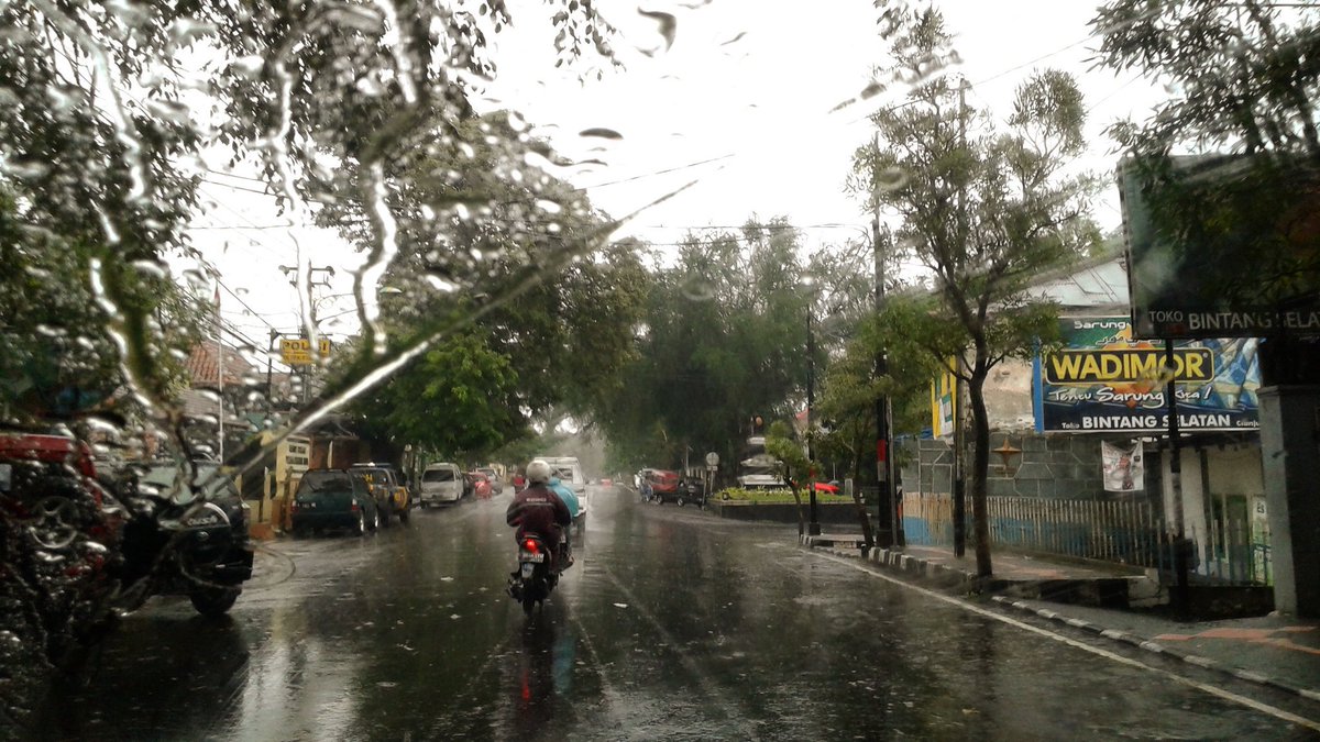 infocianjur's tweet photo. Cianjur pagi ini diguyur hujan #infoCJR #cuacaCJR https://t.co/h7NXFoB5fR