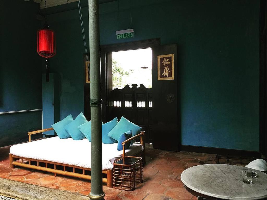 nolasco_isabel's tweet photo. One of the best hotels I've been so far :) absolutely fantastic. #thebluemansion #georgeto… https://t.co/c7XSmKYUno https://t.co/zxiJKxs6AD