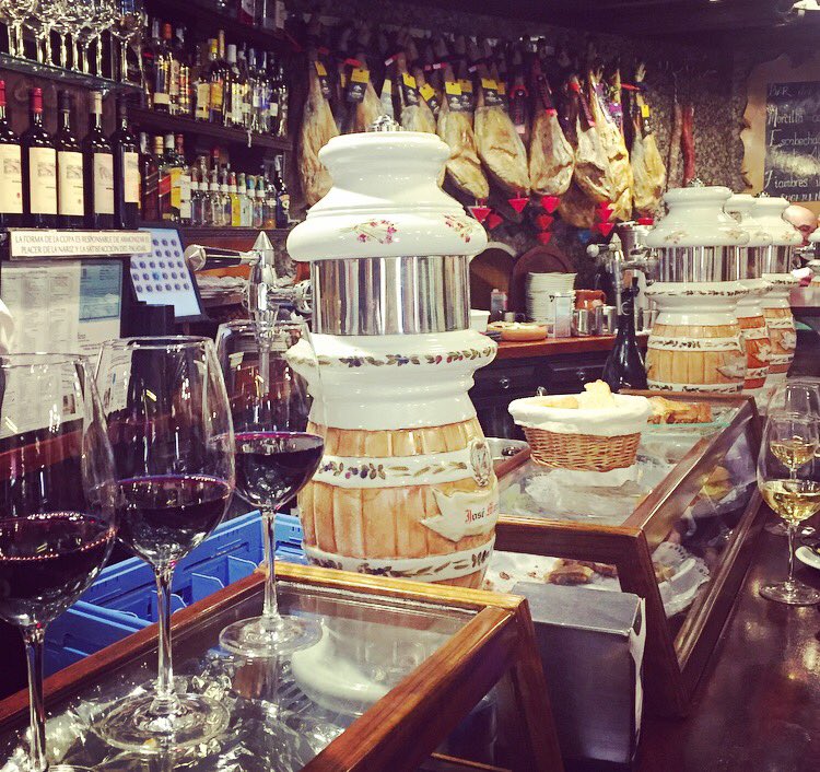Delicious vino tinto and tapas with <a href="/UKaleb/">Kaleb Unverfehrt</a> at the wonderful <a href="/RteJoseMaria/">Restaurante José María</a>. A beautiful, traditional Segovian restaurant 🍷🥘