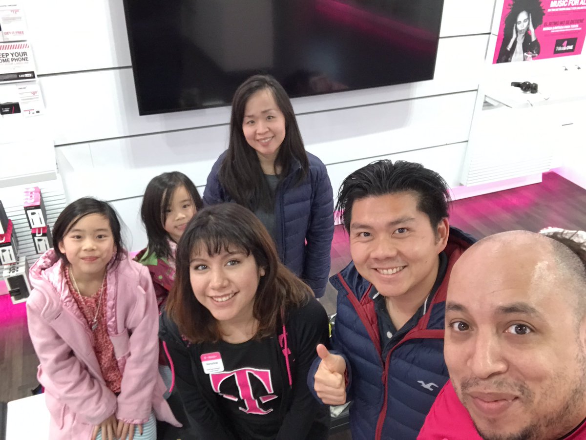 drobinson10's tweet photo. @TMobile loves bringing smiles not #feefaces to families @JohnLegere @JonFreier thanks to TMOBILE ONE @brenkr67 @dagosanchez86 @VeroLaFox https://t.co/20ZBmI31kL