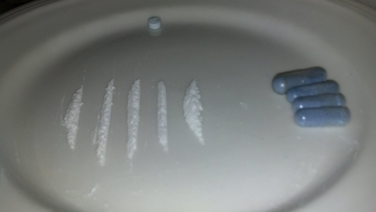 xannafied's tweet photo. "but white lines be numbing them dark times"🌀❄
#drugfamily #tripppy https://t.co/Rc1XtYgycR