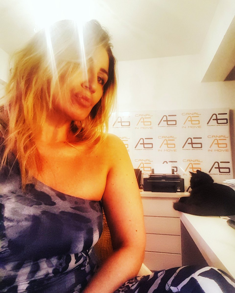 ANDREIAGREZZANA's tweet photo. Quem tem luz... Reluz... Se você se perder... lembre... alguém vai te iluminar... abra seu coração e deixe a luz te guiar... #aginmove https://t.co/PKE16QDIkR