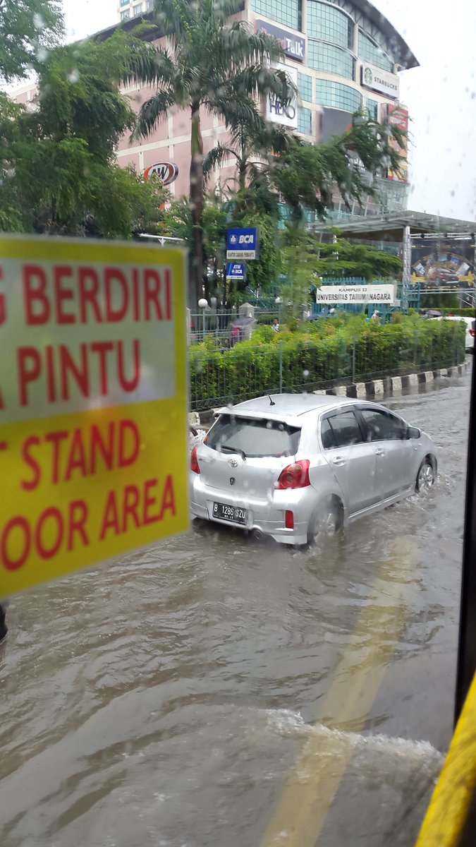 cindyarista's tweet photo. Banjir depan citra land 10:05 https://t.co/76YA5NMqgW