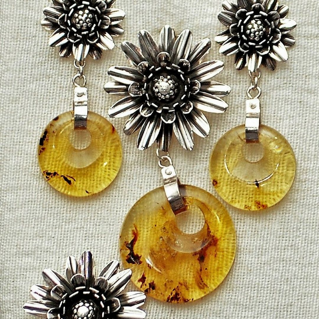 alegreea's tweet photo. Set of earrings, ring and pin in silver and amber. #fashion #artisan #handmade  #jewelry #mexicanjewelry #amber https://t.co/cSIIfi5xHO https://t.co/WEwKIyF7zk