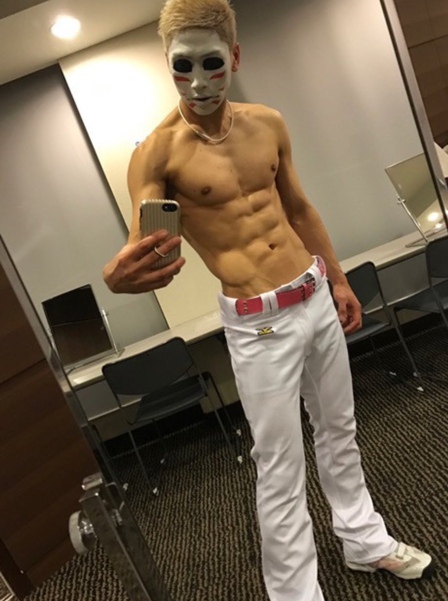 Twitter पर ちゃちゃまろ 最近撮影のために鍛えた肉体美が話題になっている綾野剛さんですがどこの誰かも分からずに旅行まで行ったお友達の 樽美酒研二くんもえらいことになってます