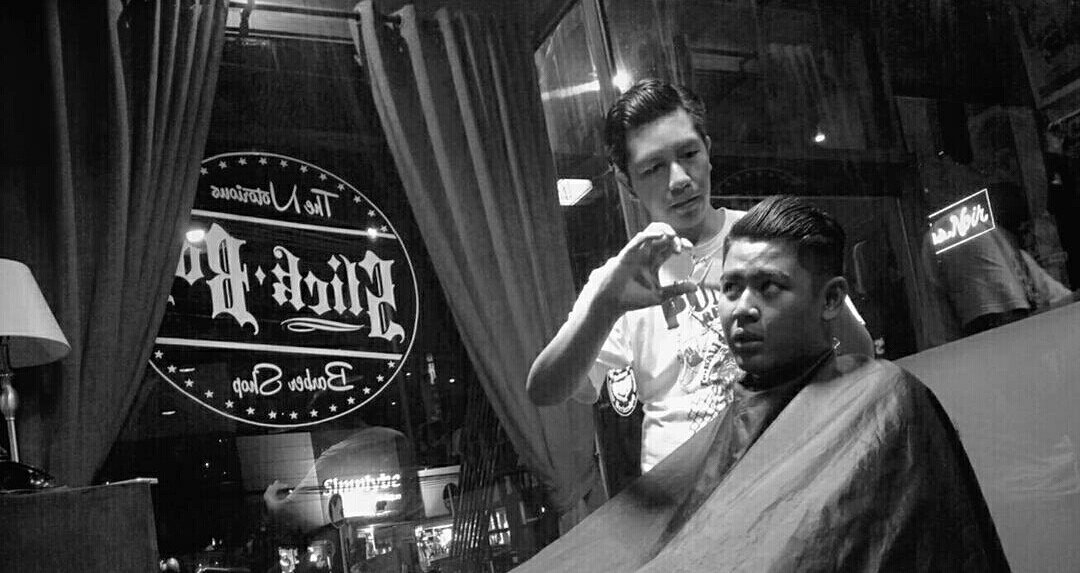 Barbershop kami buka hari ini. Sampai dengan pukul 5 sore nanti. Mari