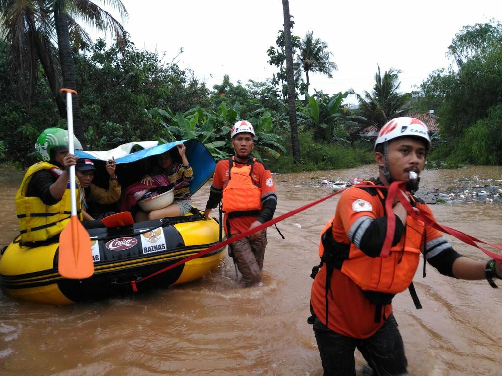 baznas_btb's tweet photo. Loc Tim Evakuasi: Komp.Dosen IKIP Jatiasih&amp;Cipinang Melayu (9) #banjirjakarta @inifikri @bamsudibyo @nasir_tajang https://t.co/6mV9Tme2VK