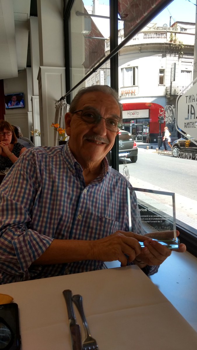 Hoy #mesaza de 2: Carlos Tomassino y yo. Charla de amigos y entrega de merecido reconocimiento c/c <a href="/andresbursztyn/">Ing Andres Bursztyn</a> <a href="/ibengochea/">Ignacio Bengochea</a> <a href="/hernanborre/">Hernán Borré ✈️ 🇦🇷🇪🇸</a>
