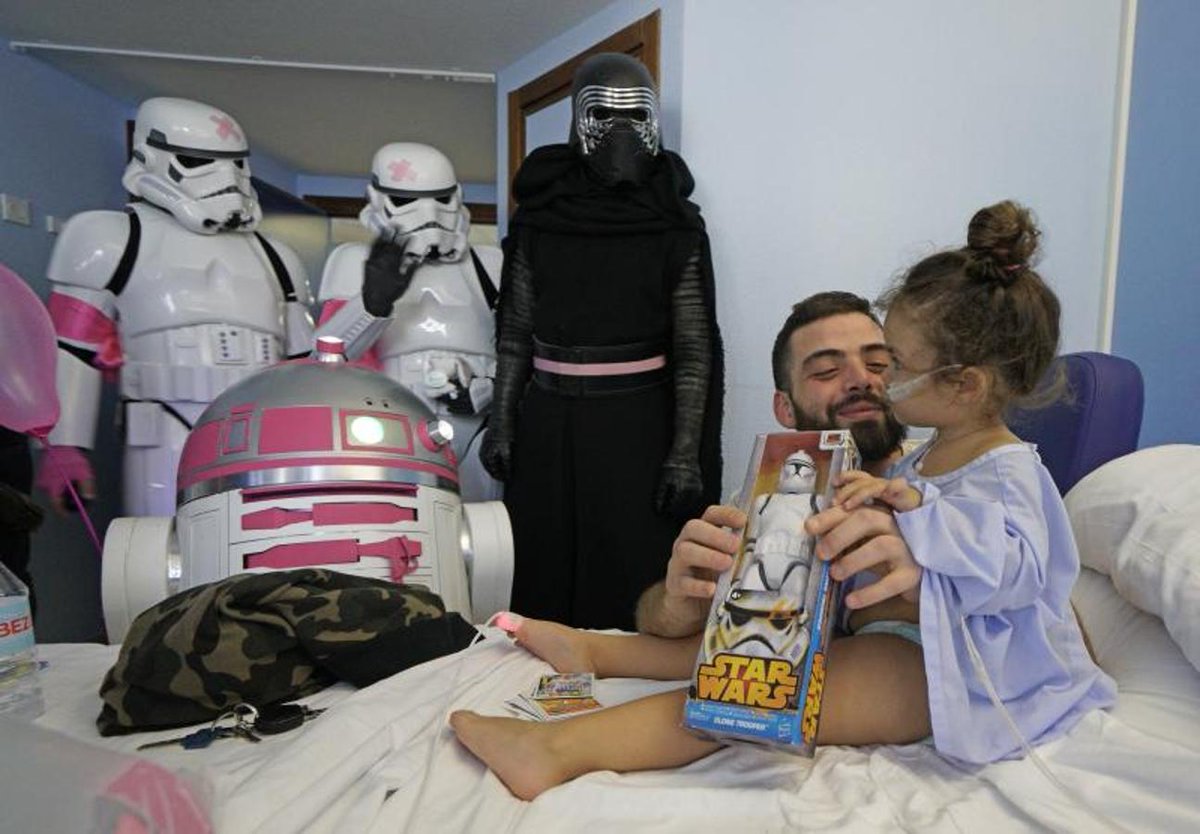 501stLegion's tweet photo. RT @ArtooKatee - R2-KT has sister Droids! Here is the Spanish #R2KT (part of our AmbassaDroid program), with members of the @legion501! https://t.co/g7NlFb30dB