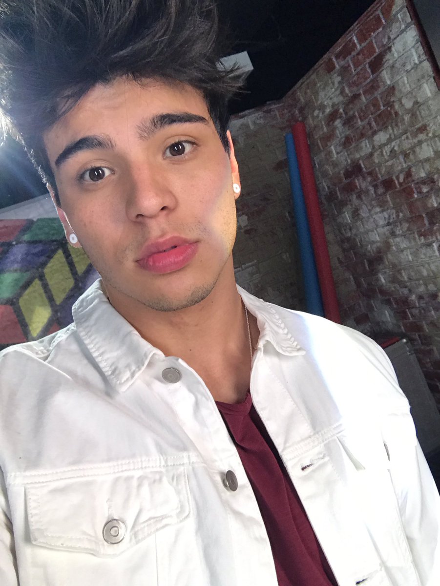 sebbbbas's tweet photo. #KCAEstrellaLatina #SebastiánVillalobos https://t.co/j3OOilqrI4