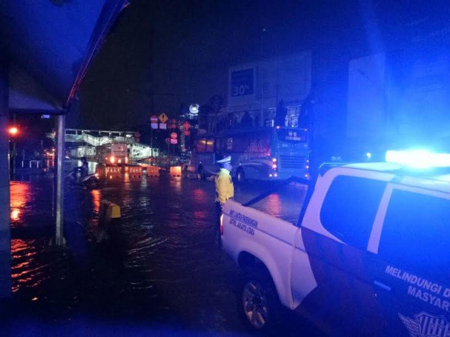 Hujan Deras, Beberapa Wilayah Jakarta Banjir goo.gl/hBjDUQ