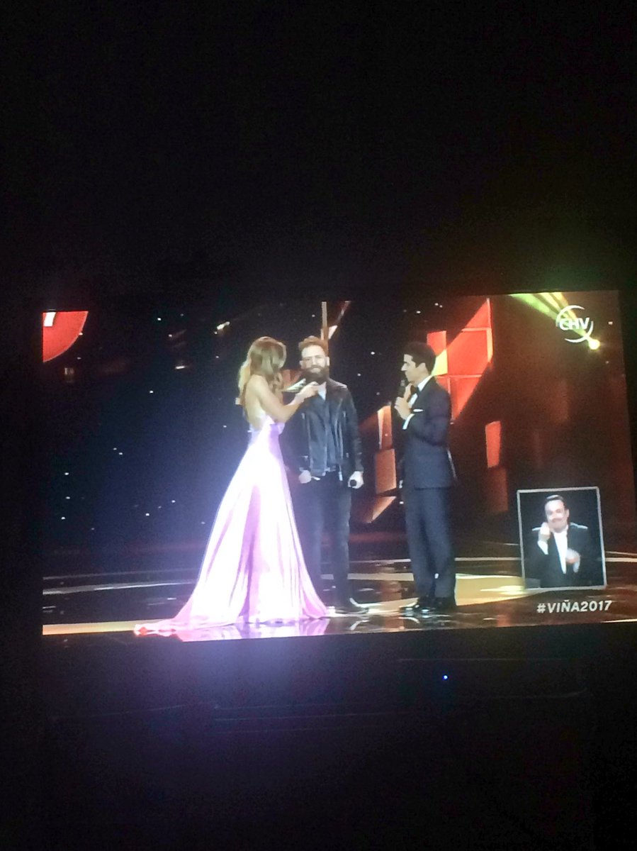 alanvdc2's tweet photo. #vina2017 #carolinademoras me impresiona lo bien que lo hace felicidades se nota el profesionalismo @CarolaDeMoras preciosa!!! https://t.co/PJ422qfaly
