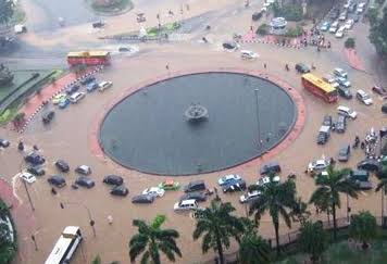 Tanpaagama's tweet photo. Kt tdk berharap ini terjadi lagi. Waktunya dukung normalisasi sungai. 
Hari ini #JakartaSurut kurang dr 24 jam. https://t.co/cx7egwLIys