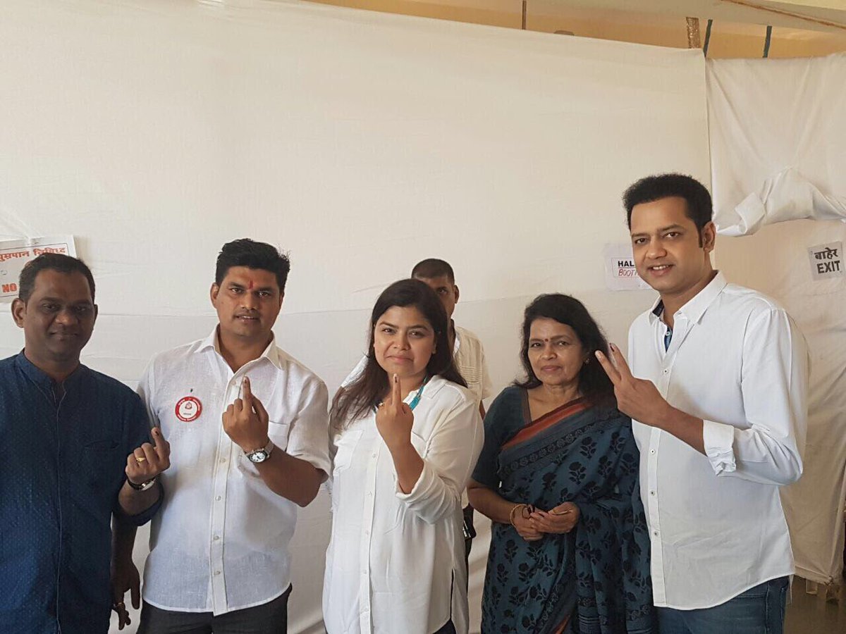 themayurparikh's tweet photo. बीजेपी सांसद पूनम महाजन, राहुल महाजन और पूरे परिवार ने किया वोटींग. @TheRahulMahajan #BMCelection #BMCPolls @abpnewshindi @poonam_mahajan https://t.co/ChNxZf42El