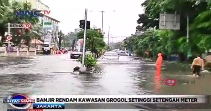 Lintas_MNCTV's tweet photo. Kawasan Grogol, Jakarta Barat, terendam banjir, Bus Transjakarta tak beroperasi. #BanjirJakarta #LintasSiang https://t.co/RHkymSl6gS