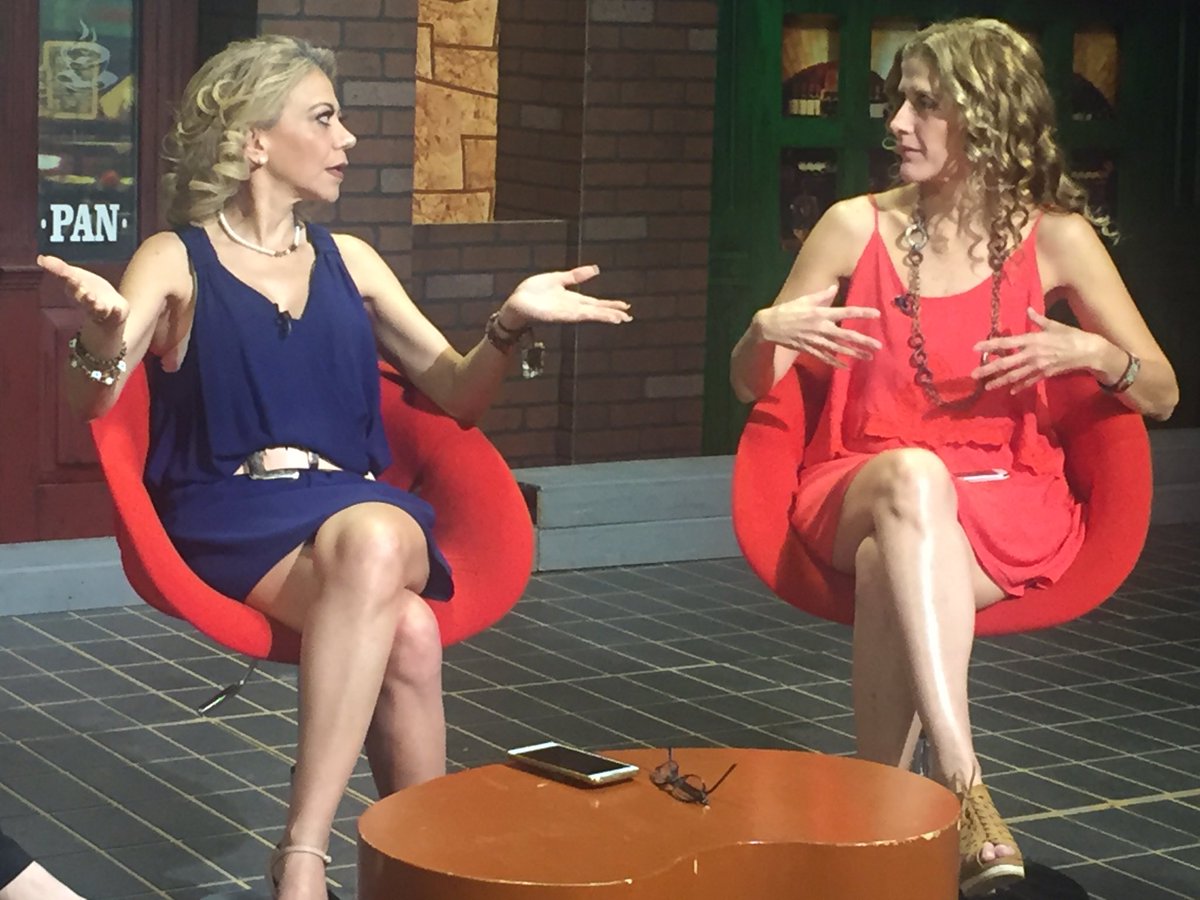4DivasCafe's tweet photo. ¡Estamos en vivo! Hablando sobre los "Pro y contra de las playas nudistas" #Telesur https://t.co/dfq3EZgZ7J