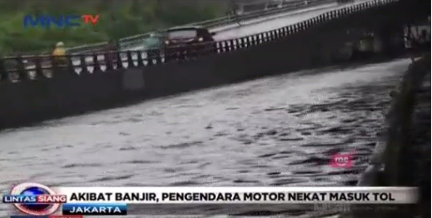 Lintas_MNCTV's tweet photo. Kawasan Kelapa Gading, Pulomas dan cempaka Putih banjir, pengendara motor diizinkan melewati jalan layang Tol Wiyoto wiyono. #BanjirJakarta https://t.co/UxHzLH5CyQ