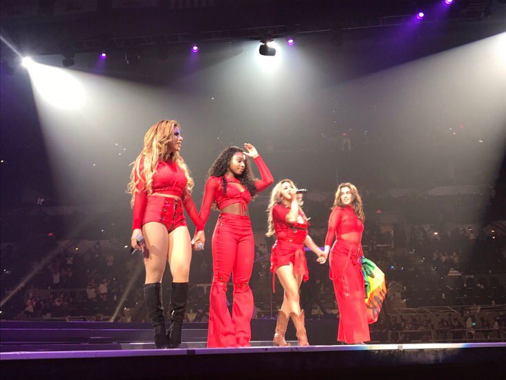 lylasbitch's tweet photo. A LAUREN COM A BANDEIRA LGBT AAAAAAAHHHH MEU ORGULHO https://t.co/ChcLVV4deS