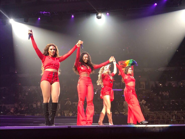 lylasbitch's tweet photo. A LAUREN COM A BANDEIRA LGBT AAAAAAAHHHH MEU ORGULHO https://t.co/ChcLVV4deS
