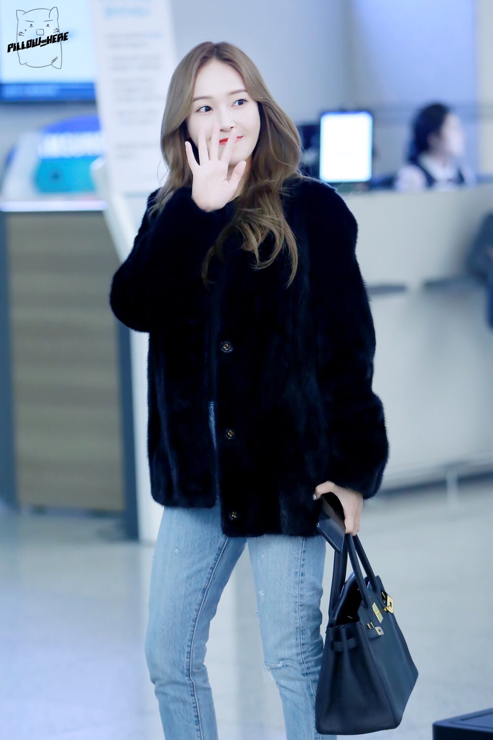 jsy fashion en X: 170213 Jessica Jung @ Incheon Airport by pillow_here418  #sicasairportfashion  / X