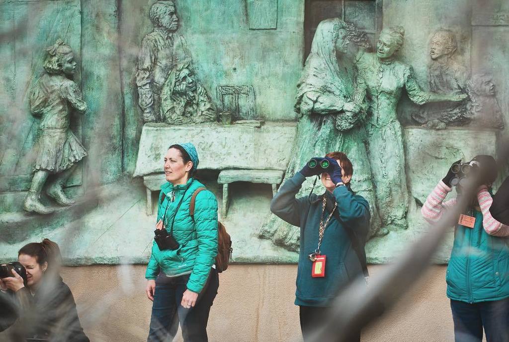 ABQJournalPhoto's tweet photo. Gerri Hura and Lisa Moore join other bird watchers as they stand under a sculpture to watc… https://t.co/JPDaptddvQ https://t.co/gLi5ChA8qJ