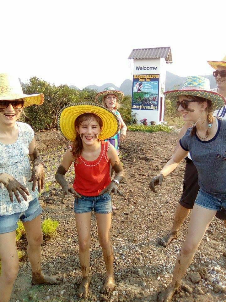 toistours's tweet photo. สอนฝรั่งดำนา จ. Kanchanaburi #China @sagar7736 @TeePucks @TakTravel @IntelligenceTAT @ribbonchan25 @SripijitT @Tat_phetchaburi https://t.co/iDFfUPal4T