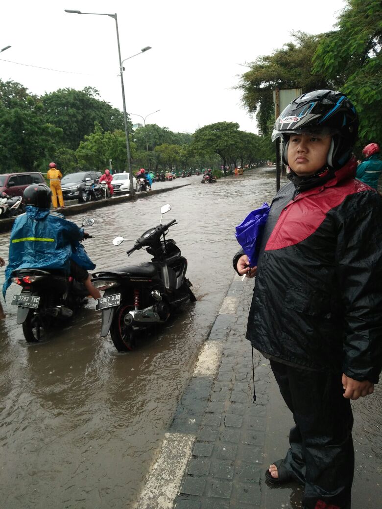 _framelia's tweet photo. At Cempaka mas #JakartaBanjir https://t.co/OgUFYuAaPy