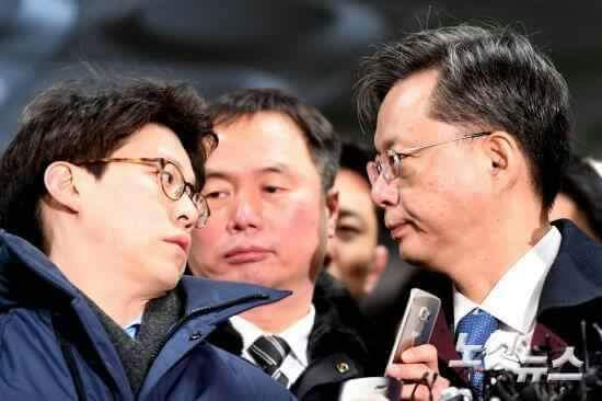 기자라면 이정도는 되야 합니다.
오늘 구속이 될수도 있는데 한 말씀 해주시죠......