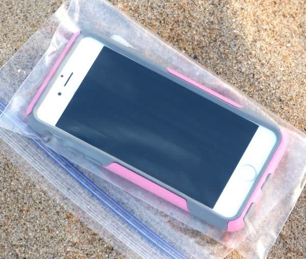 Bungalow_52's tweet image. You can't go to the beach without your cellphone, how will you take your selfies? Put your phone is sandwich bag. #BeachTip #bunhalow52