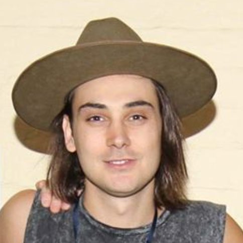 MaskettaHair's tweet photo. so jealous of his eyebrows 😍 i actually love the shortish hair !!! https://t.co/eosGkSTmM7